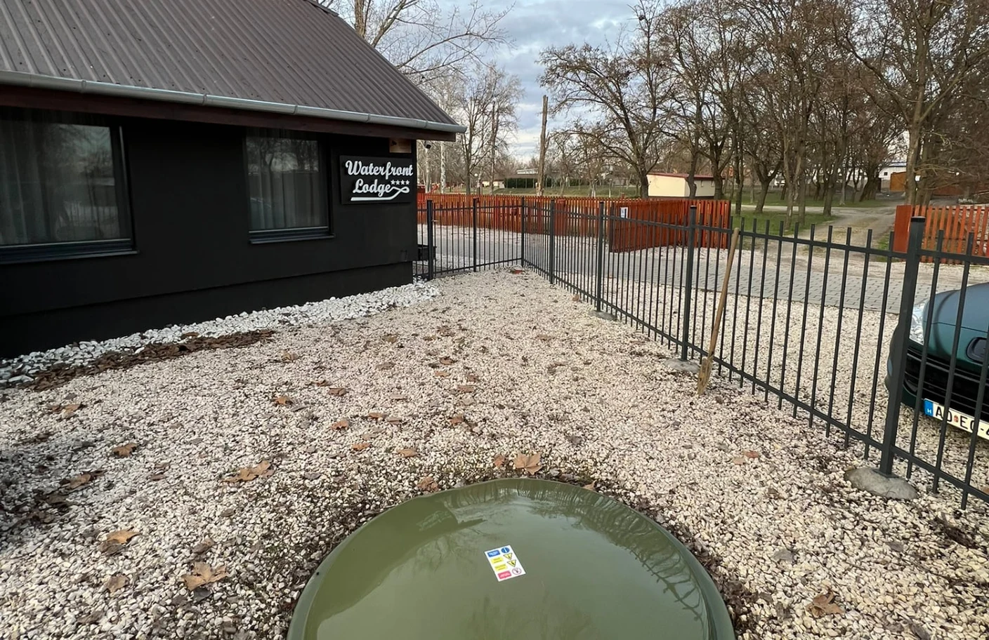 A Waterfront Lodge vendéglátó épülete melletti kertben elhelyezett szennyvíztisztító fedlapja